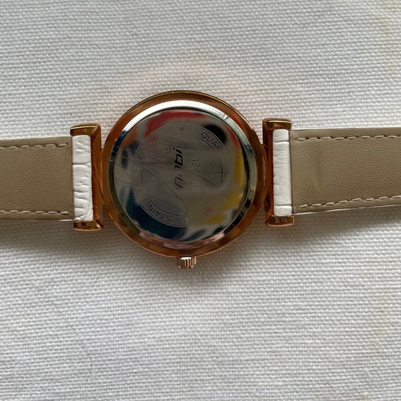 Adjustable Women's White and Gold Colored Wristwatch **Does Not Work** - Picture 7 of 11